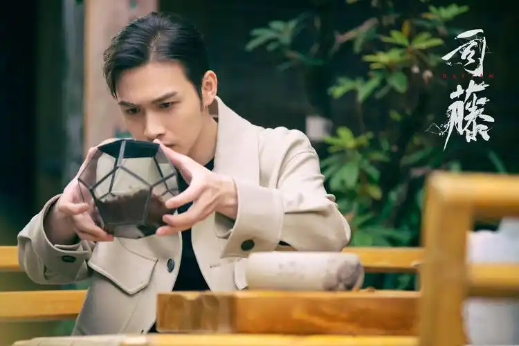 景甜张彬彬新剧《司藤》三网齐播,悬疑风与质感画面引人关注