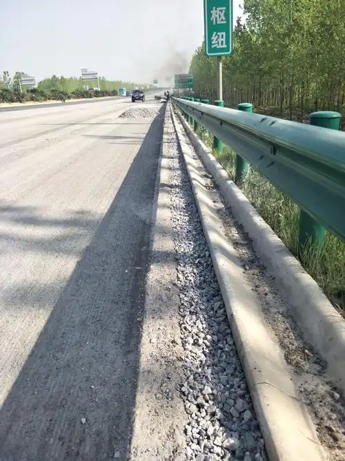 6,k7 309-k8 000右幅路面碎石盲沟回填.