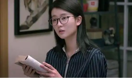 乔欣捂着肚子走红毯?这是什么新姿势吗?她放下手后我瞬间懂了