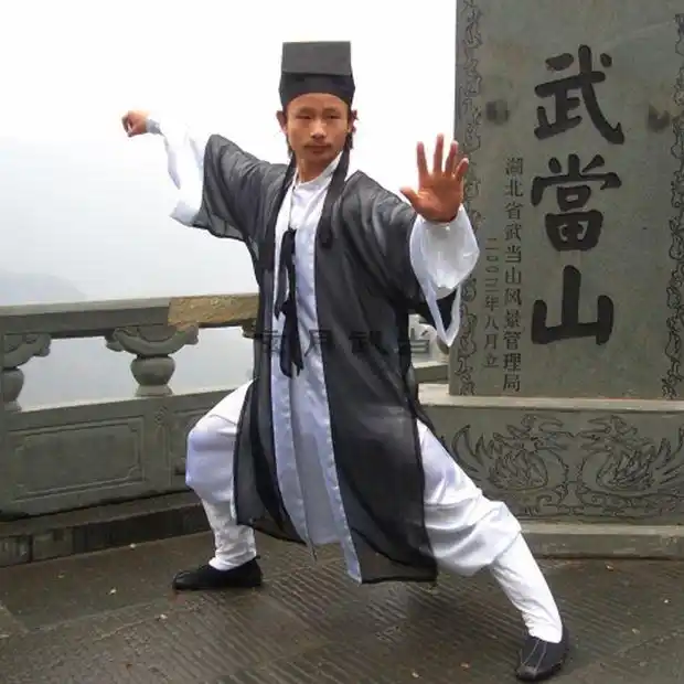 她是武当掌门人,一拳打死一个日军,还能和将军拼酒量