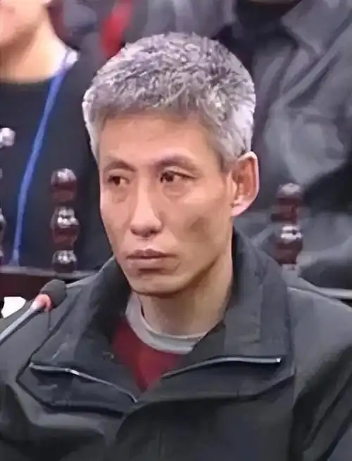 2003年,沈阳黑老大刘涌走下法庭,带到殡仪馆接受死刑前神色恍惚
