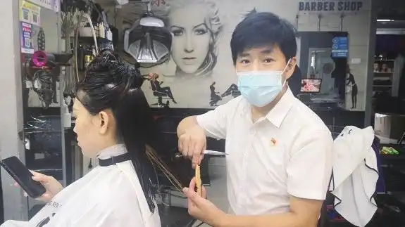 360行职业体验报告|理发师刘健军:谋生的手艺助我熬过艰难!