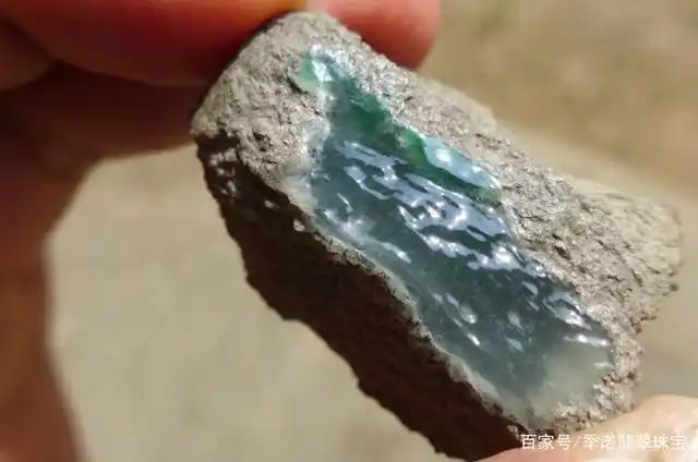 品相丑陋的莫西沙翡翠原石无人看好,切开竟是冰种雪花棉!