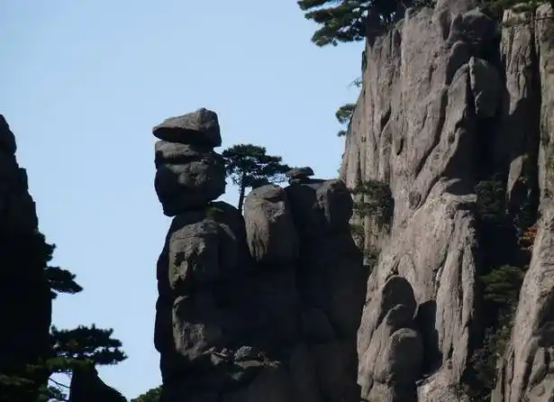 在黄山云谷景区有一直立的怪石,像穿着袈裟的僧人,故名"老僧采药"!