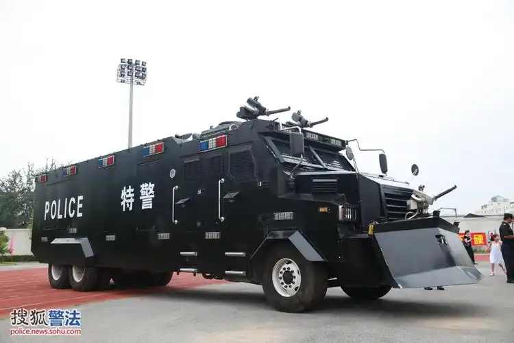 北京反恐特警总队首次对外开放展示炫酷警用装备