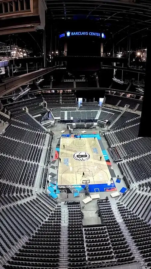 篮网更换季中锦标赛地板,相比其他球队的花里胡哨还得是篮网的更好看