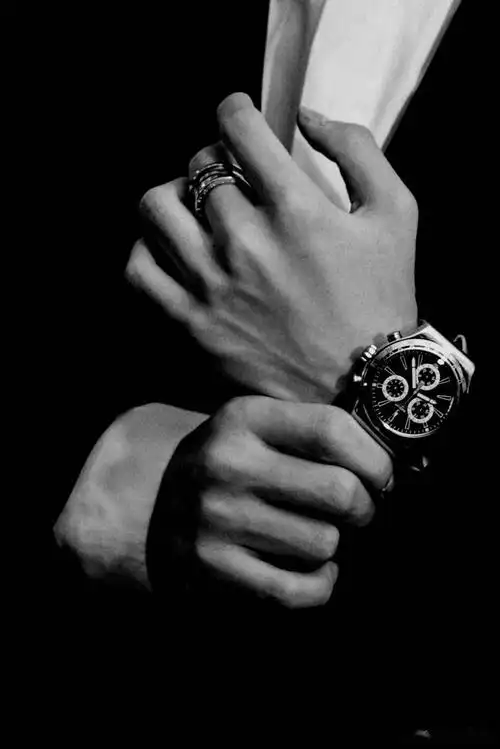 王俊凯手的局部特写指骨分明or细腻白嫩