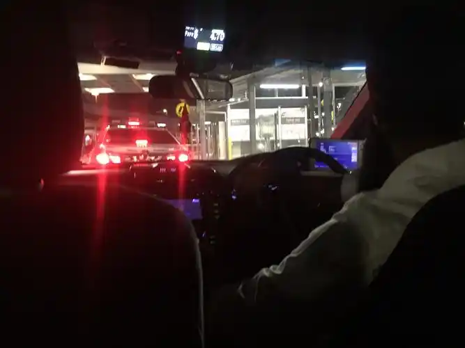 出租车司机是个大胡子的年轻人