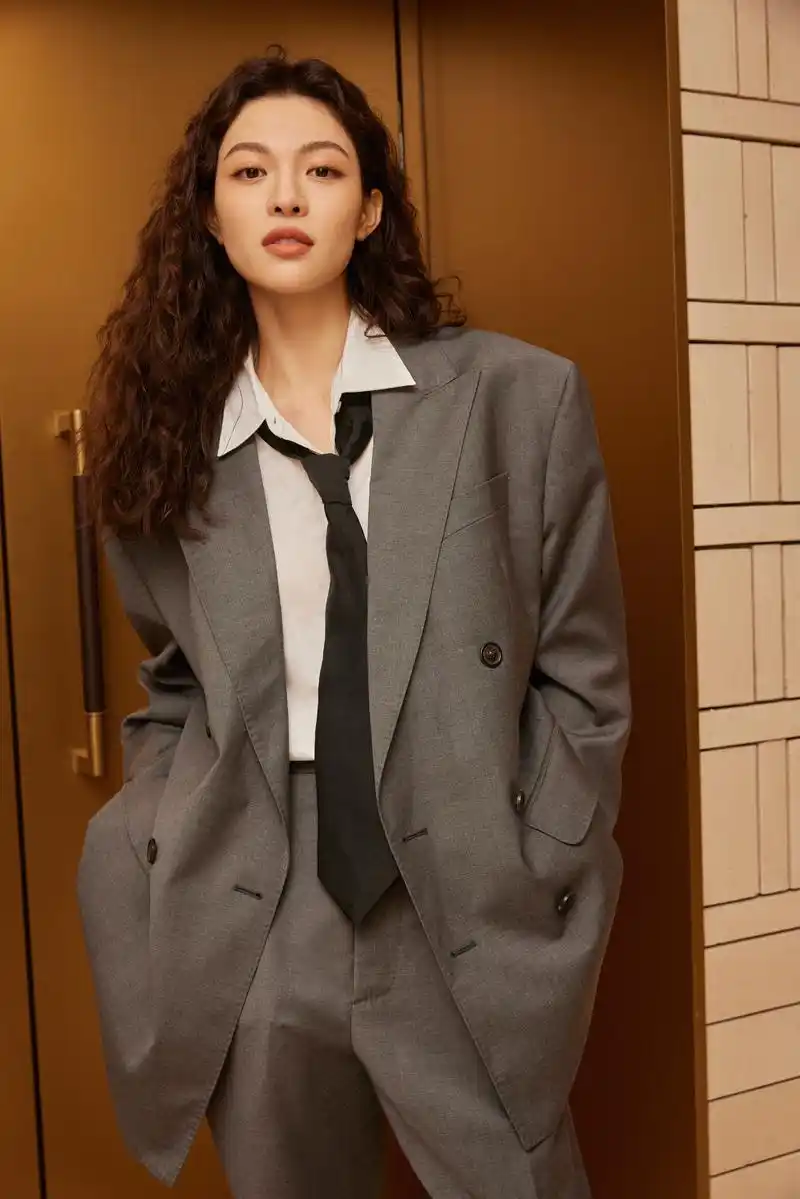 钟楚曦灰色阔肩西装配黑色领带,红唇卷发散发强大气场,酷飒满分