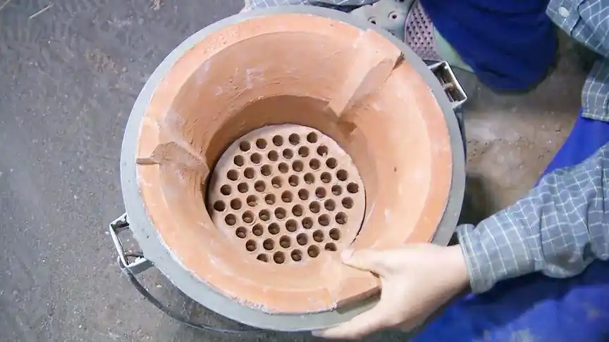 以前在农村常用这种泥糊的炉子,现在做一个不简单也不便宜了