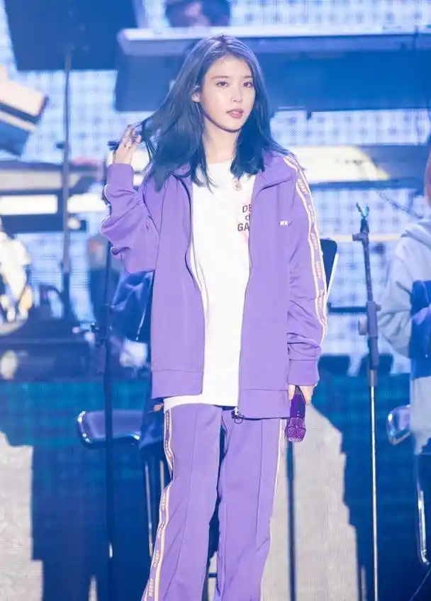 蓝色头发的iu好漂亮,穿紫色运动服唱歌休闲大方,颜值高穿什么都好看