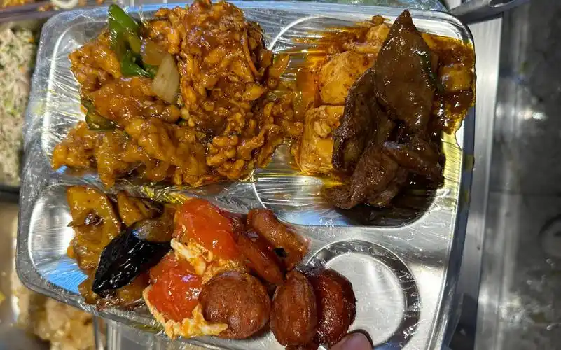 带你们感受一下东北自助盒饭～12元一位!30几道菜!肉段锅包肉随便吃