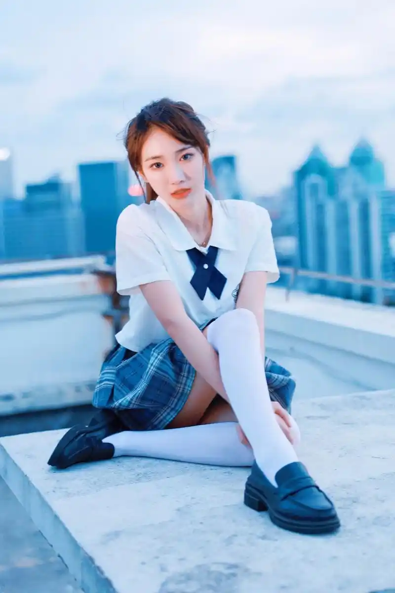 坐在天台上的jk女孩,仿佛置身于云端,沐浴着阳光的洗礼.她穿着清新甜