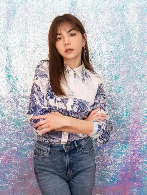 陈嘉桦生活惬意,蓝衬衣配牛仔裤简约随意,八字刘海减龄又时尚|发型