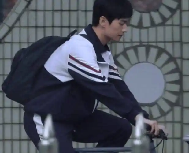 杨洋扮演高中生,原以为颜值一般,哪知生图让我怦然心动了_于途_校服