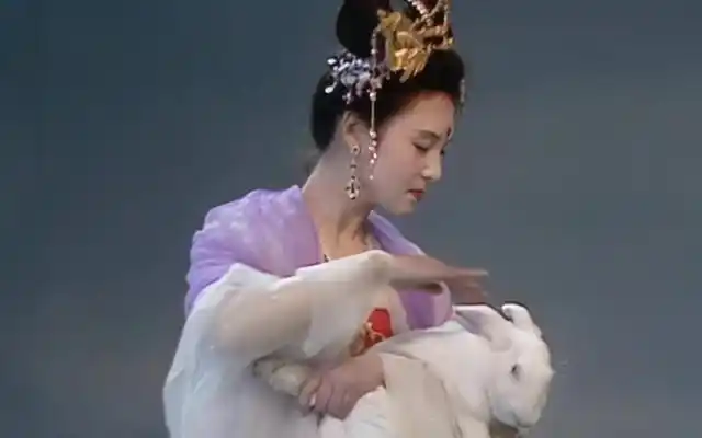 我们小时候听的嫦娥奔月的故事,只是一篇后人写的同人小说?