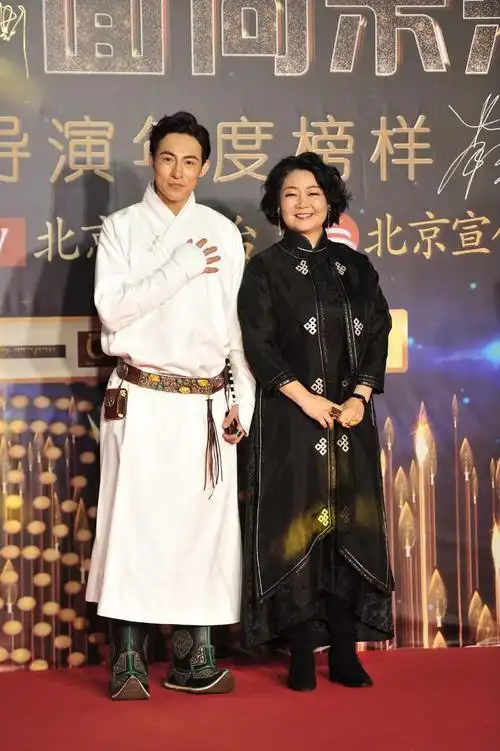 原创妈妈专业户萨日娜出道25年零绯闻今一家三口很幸福