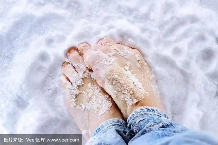 光着脚在冰上冻得要死