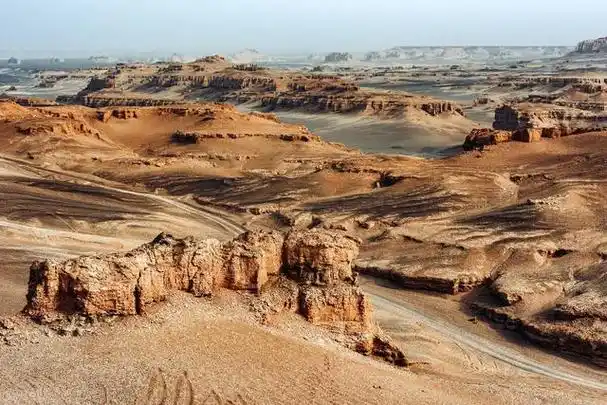 玛干沙漠东南缘,西接且未,北邻尉犁县及鄯善县和哈密市,东与甘肃省