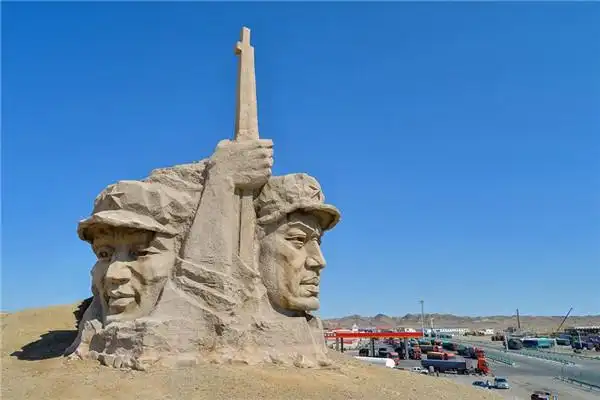 在伊州区星星峡镇拍摄的西路军魂雕塑.李华 摄