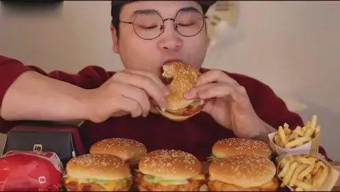大胃王吃大汉堡,几大口一个,太过瘾了!