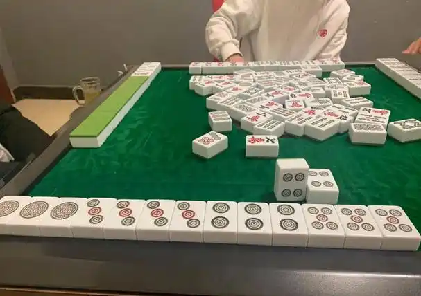 运气和技巧都是麻将胡牌不可或缺的,很多麻将新手对麻将的胡牌技巧都