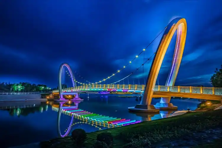 孝福湖悬索桥夜景 来到孝福湖湿地公园,凝视碧水蓝天,每一处景色都在