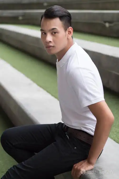 男人肖像, 聪明的休闲男人, 自信英俊的男人坐在城市环境中;具有棕