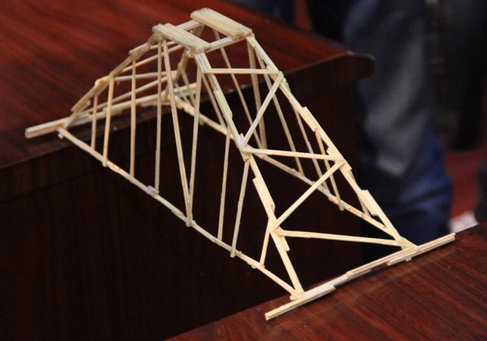 用20根牙签30根吸管制作桥,如何承重最大?