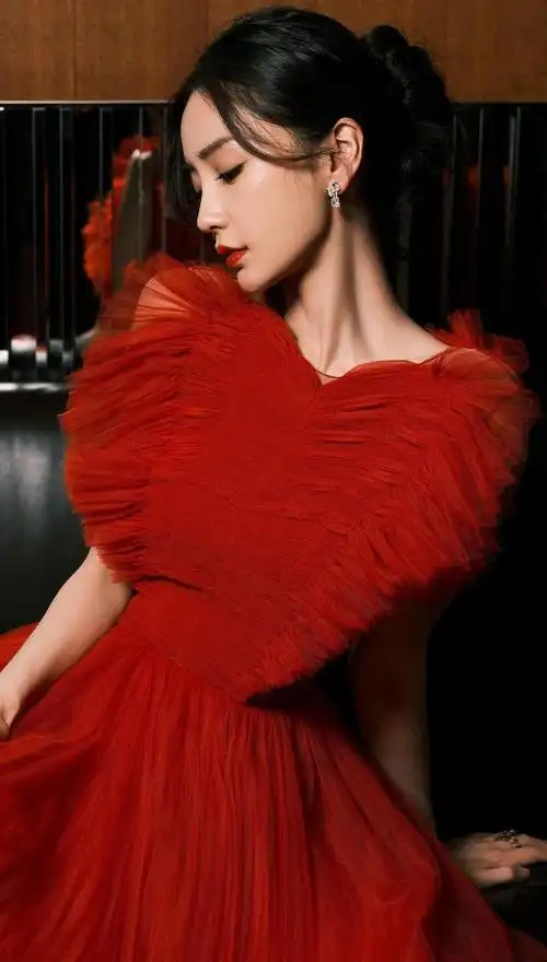 杨颖的红色喜庆长裙性感写真胸前的桃形亮了