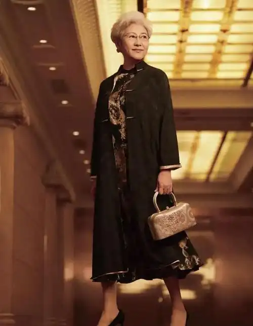69岁傅莹风采依旧一头银发配优雅穿搭真大气不愧是最美外交官