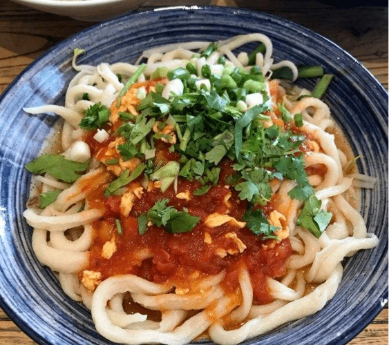 剔尖儿揪片也叫掐疙瘩,可以说是山西面食中做法最为简单的一种.