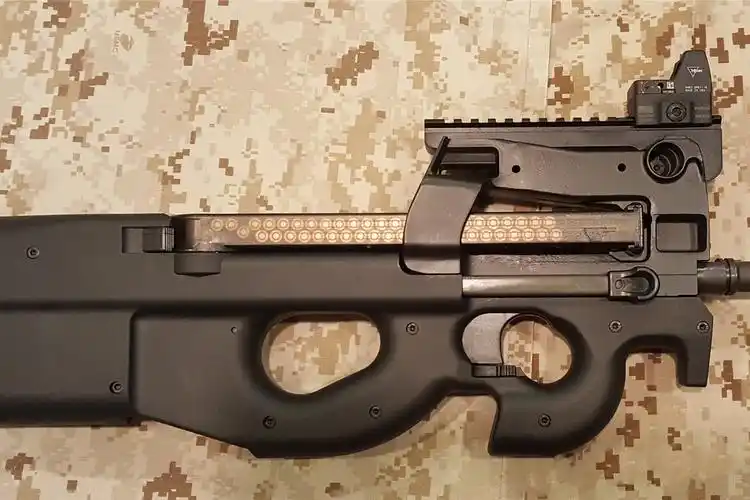 具有未来派外观的fnp90冲锋枪