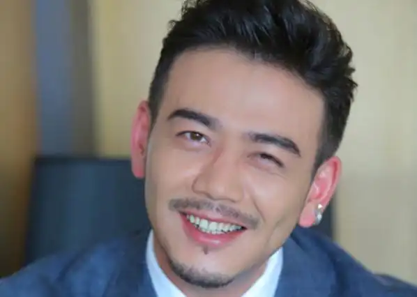 2004年杨烁终于在事业上开春,主演了首部电视剧《爱在左,情在右》正式