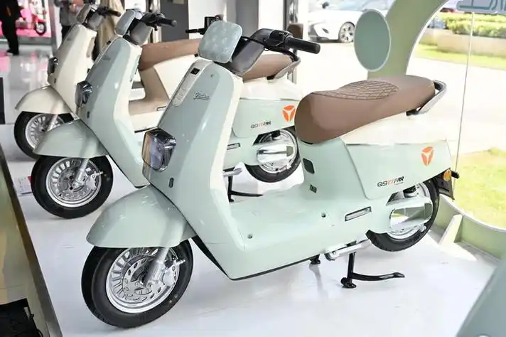 雅迪冠能奢享q9是一款针对女性用户的电动车,采用了复古外观,细节处理