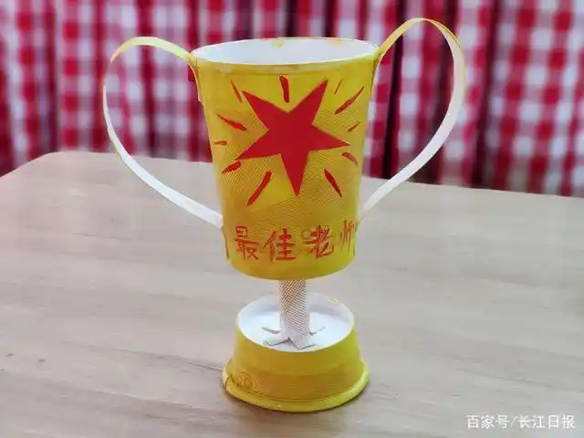 男幼师获颁"最佳梳头奖",奖杯是学生亲手做的