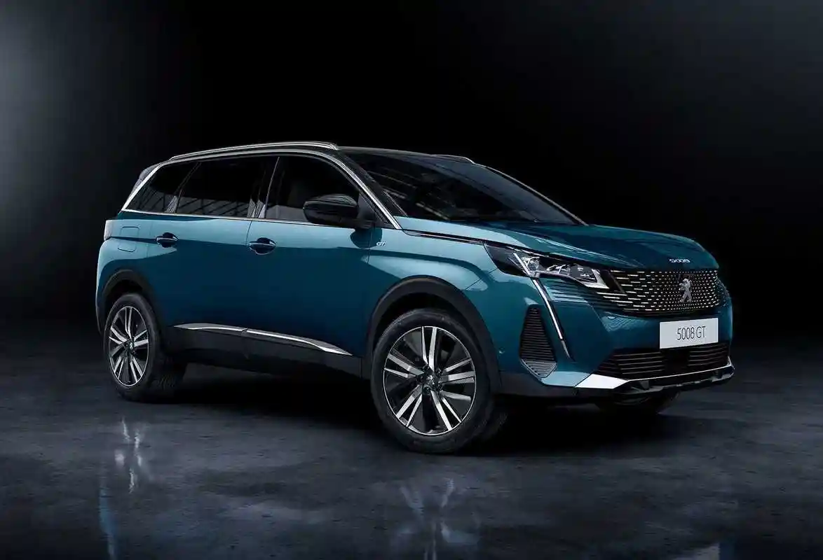 2021款标致5008外观焕然一新,和3008改款相同,獠牙大灯很凶猛