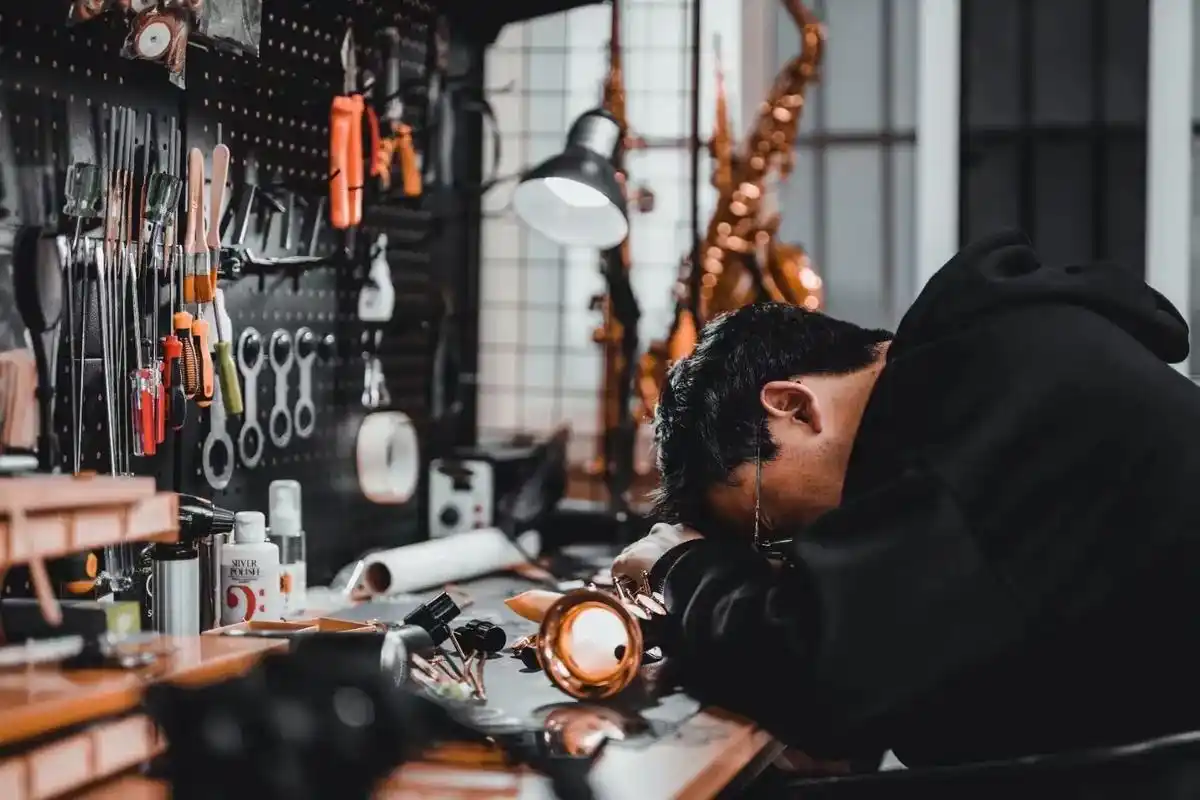 萨克斯维修工作日常,又是忙忙碌碌的一天.赛尔玛黑金802中音 - 抖音