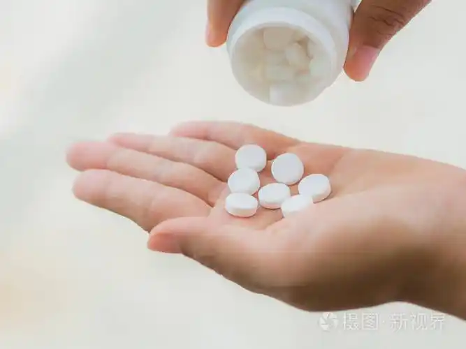 一名年轻女子出药注入她的手