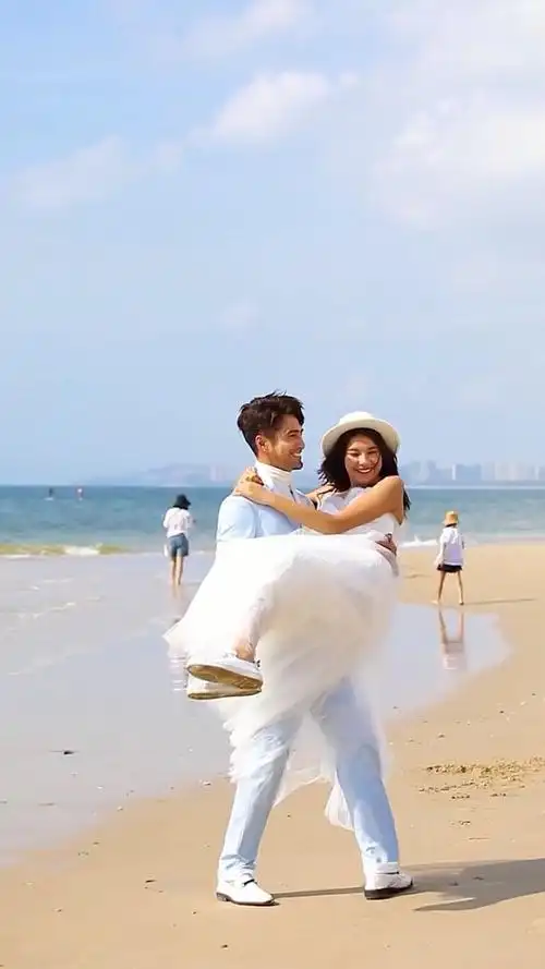 初见时候,大叔抱着莎莎还是很害羞的