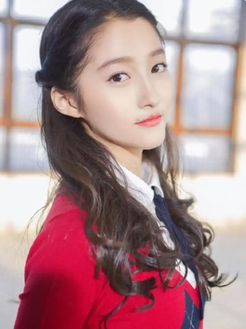 长相清秀的关晓彤 大眼睛,小嘴巴,瓜子脸,典型的小家碧玉. #气质美女
