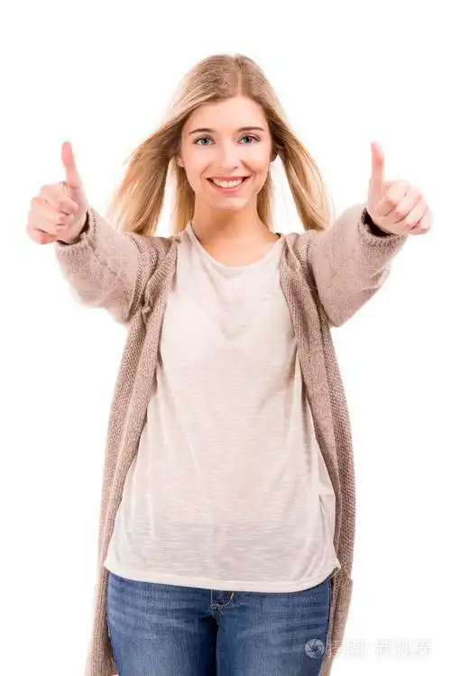 竖起大拇指的漂亮女孩