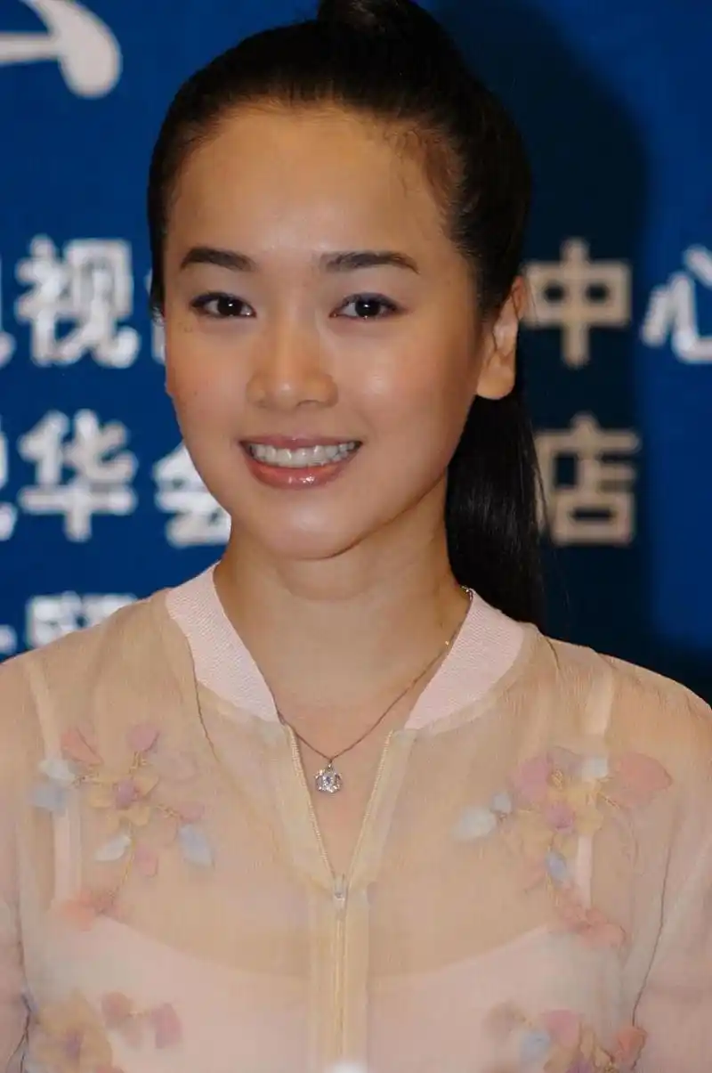 左小青的美貌可以追溯到她的妈妈,她的妈妈是一位知识渊博,优雅端庄