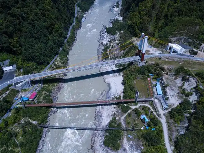 这是航拍下的三代通麦大桥,新的通麦大桥建成后,通麦天险变成通途