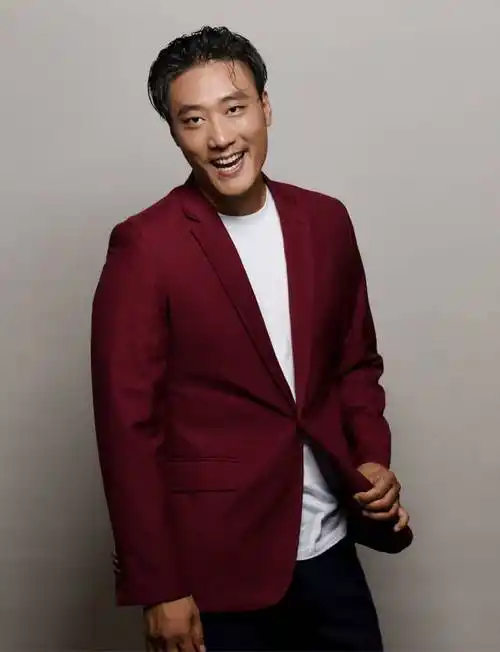 常荻曝最新写真古铜色皮肤展型男魅力