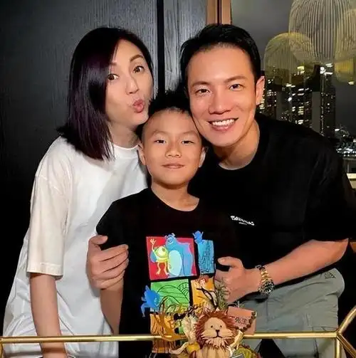 杨千嬅参加儿子小学毕业典礼,穿着打扮接地气,素颜状态不如常人