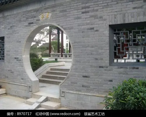 青砖砌的圆形拱门墙