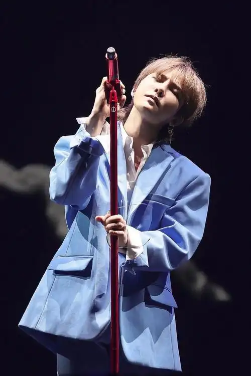 权志龙蓝色西装帅气写真