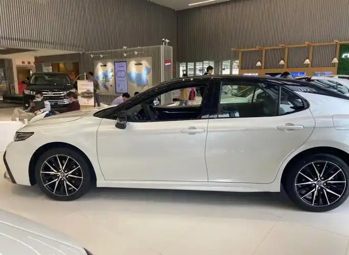2021款丰田凯美瑞实车到店!白色涂装质感足,动力强劲,喜欢吗?