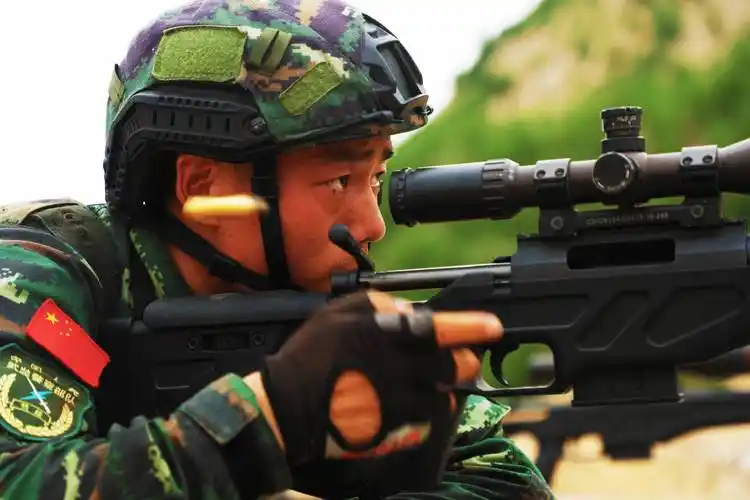 河北石家庄武警特战队员开展实战化训练